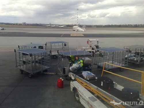 Ukládání odbavených zavazadel do nákladního prostoru letadla, autor: markhillary