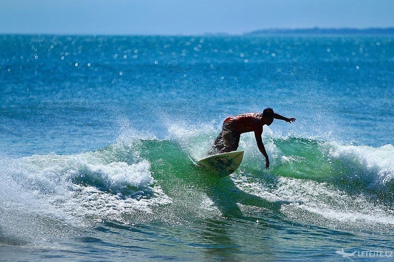 Surfování je na Bali typickou aktivitoui, autor: Tigrou Meow
